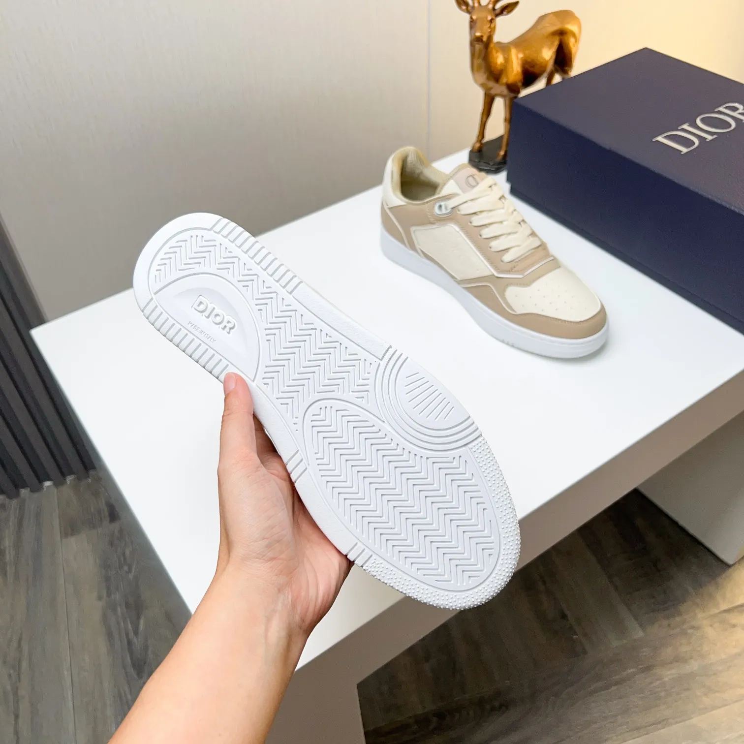 Men's Men's Shoes 💰400 [New] 🦩🦩Dior - Low-top sneakers 2025 spring men's collection new arrivals [Celebrate][Celebrate][Celebrate], reinterpret the basketball shoe design and become a classic Dior item [Strong][Strong][Strong], crafted in black and cream white smooth cowhide with beige suede, leather display on the side The CD logo, tongue, sole and back side are decorated with various distinctive details to enhance the style[666][666], while eyelet details, topstitching and rubber panels highlight the dynamic charm of its athletic style[strong][strong][strong]. It has a two-color rubber sole, which can be matched with various clothing to create a refined look. Size: 38 to 44 (45 can be customized